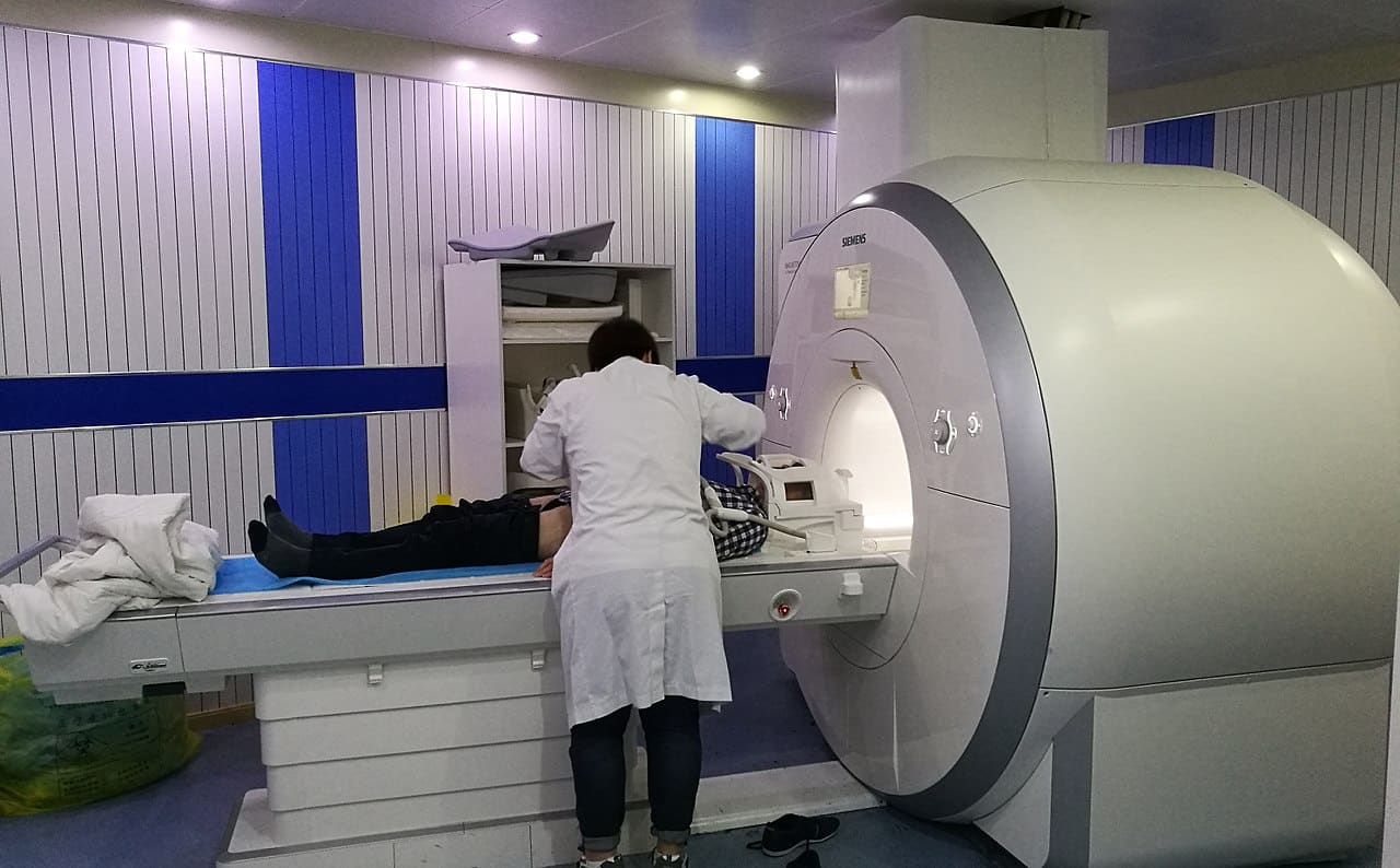 Siemens MRI scanner requiring dedicated chiller cooling to maintain superconducting magnets