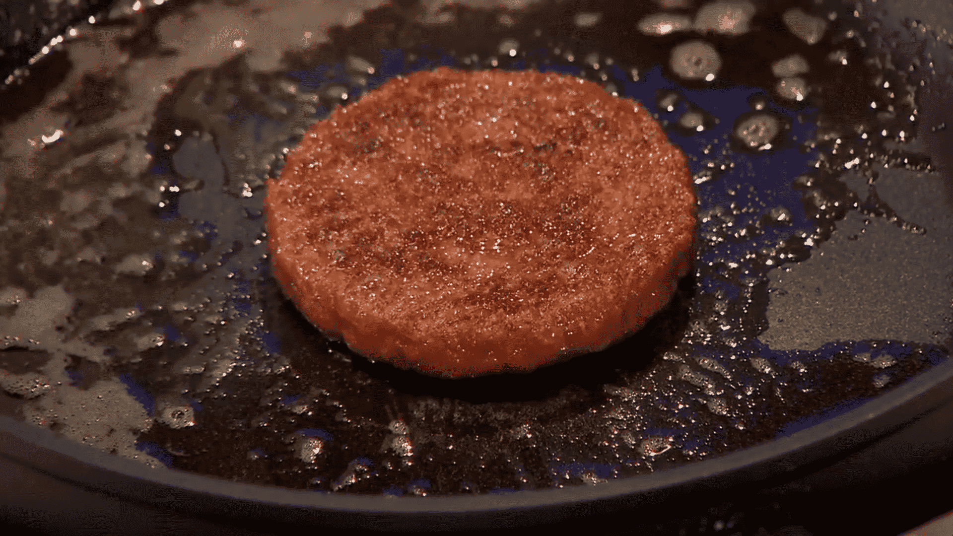 Lab-grown cultured meat hamburger patty produced using temperature-controlled cell cultivation technology