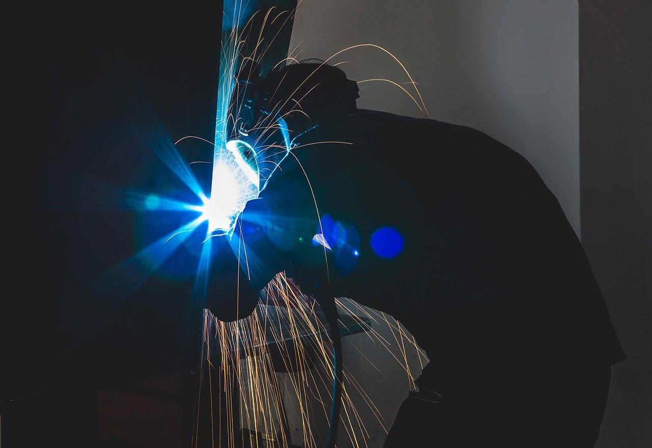 Industrial steel welding with bright arc and sparks demonstrating the extreme heat that requires proper thermal management
